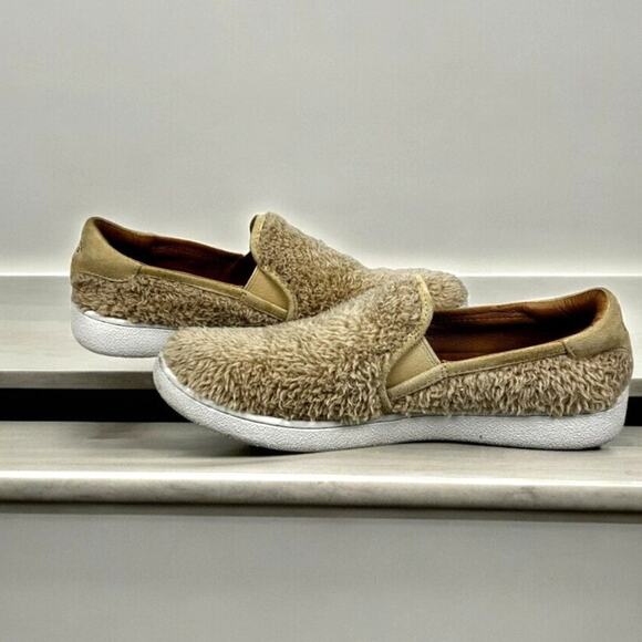 UGG Women’s 8 Ricci beige Faux Fur and suede Slip-On Leather Casual Sneakers - Picture 1 of 9